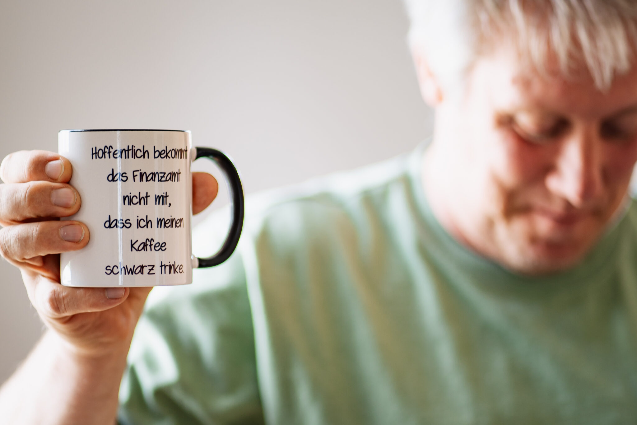 Person mit einer Tasse in der Hand
