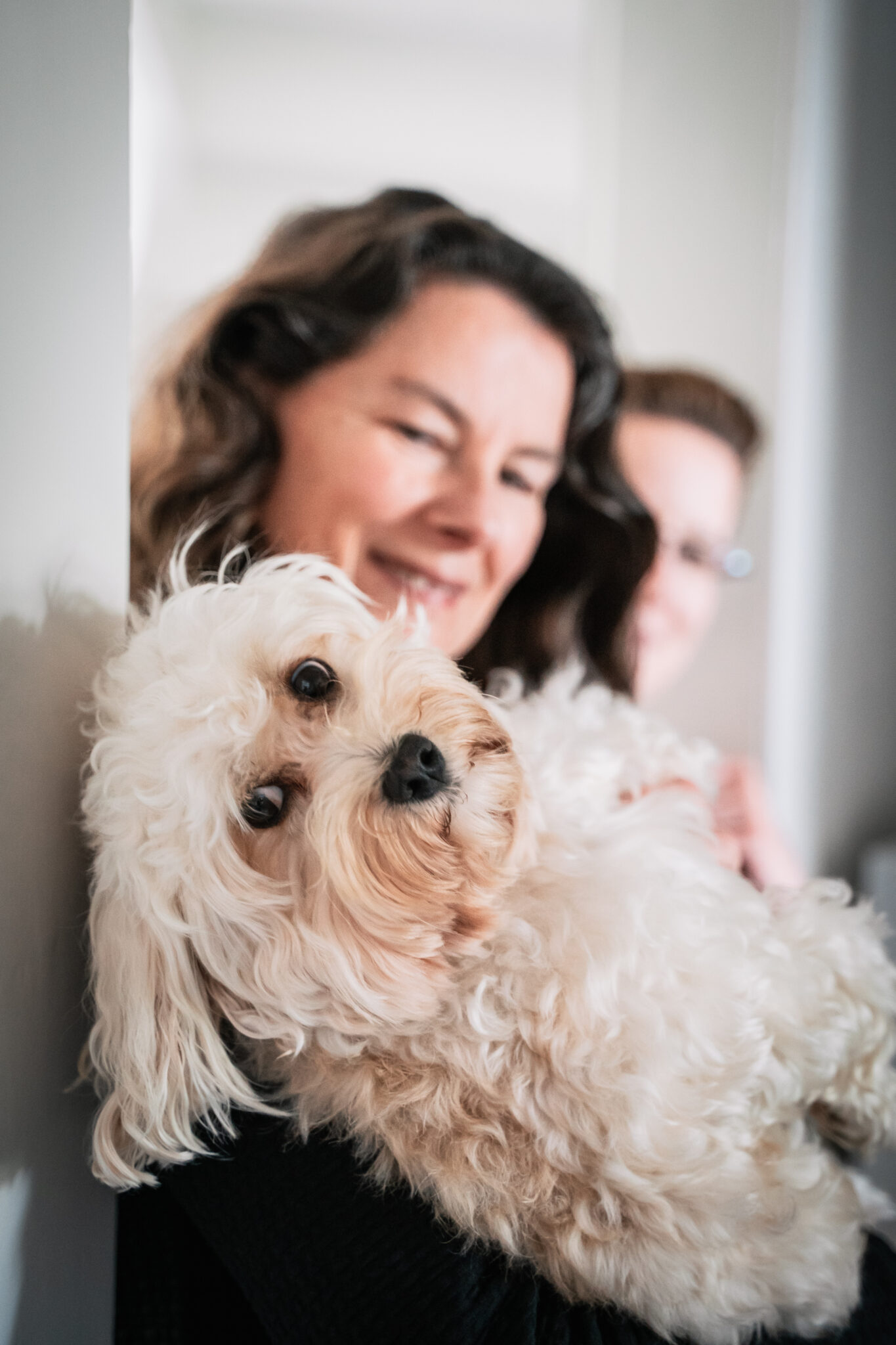 Frau und Hund schauen in die Kamera